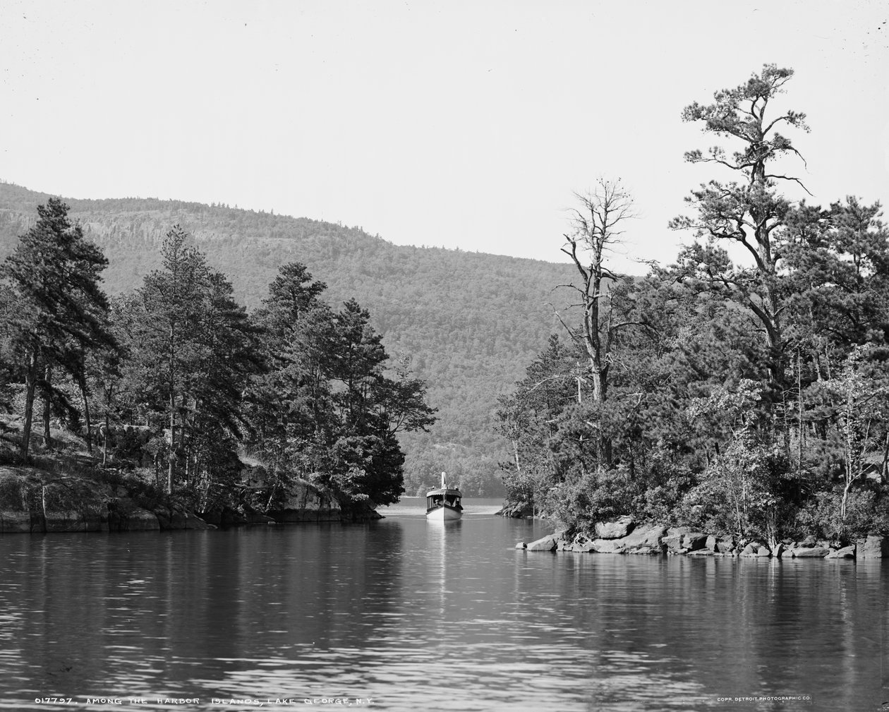 Längs hamnöarna, Lake George, N.Y., ca 1904 av Detroit Publishing Co.