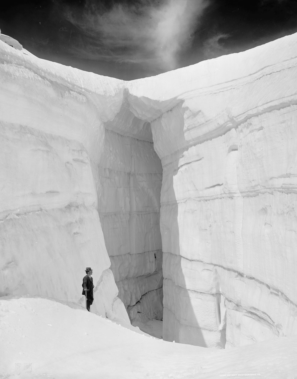 Asulkan Glacier från isgrottan, Selkirk Mountains, British Columbia, ca 1902 (s/v foto) av Detroit Publishing Co.