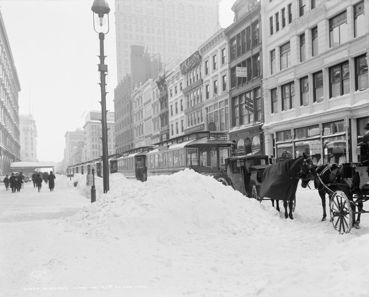 Blockad transport på gatan 23 efter en snöstorm, New York, ca 1905 (s/v foto) av Detroit Publishing Co.
