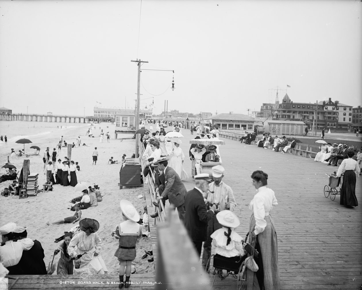 Boardwalk & beach, Asbury Park, ca 1905 (s/v foto) av Detroit Publishing Co.