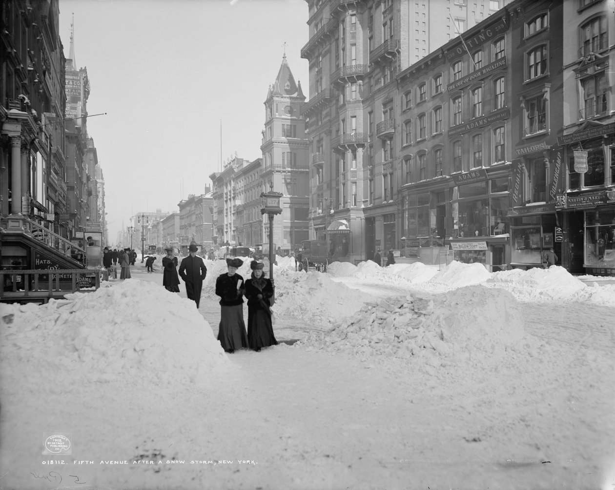 Fifth Avenue efter en snöstorm, New York, ca 1905 (s/v foto) av Detroit Publishing Co.