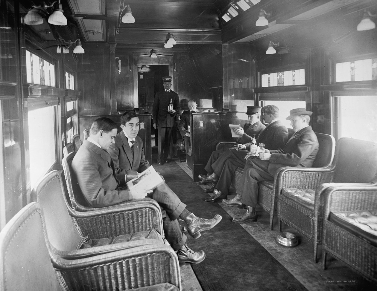 Grupp män som reser i buffébiblioteksbil på Deluxe Overland Limited Train, USA, ca 1915 (s/v foto) av Detroit Publishing Co.