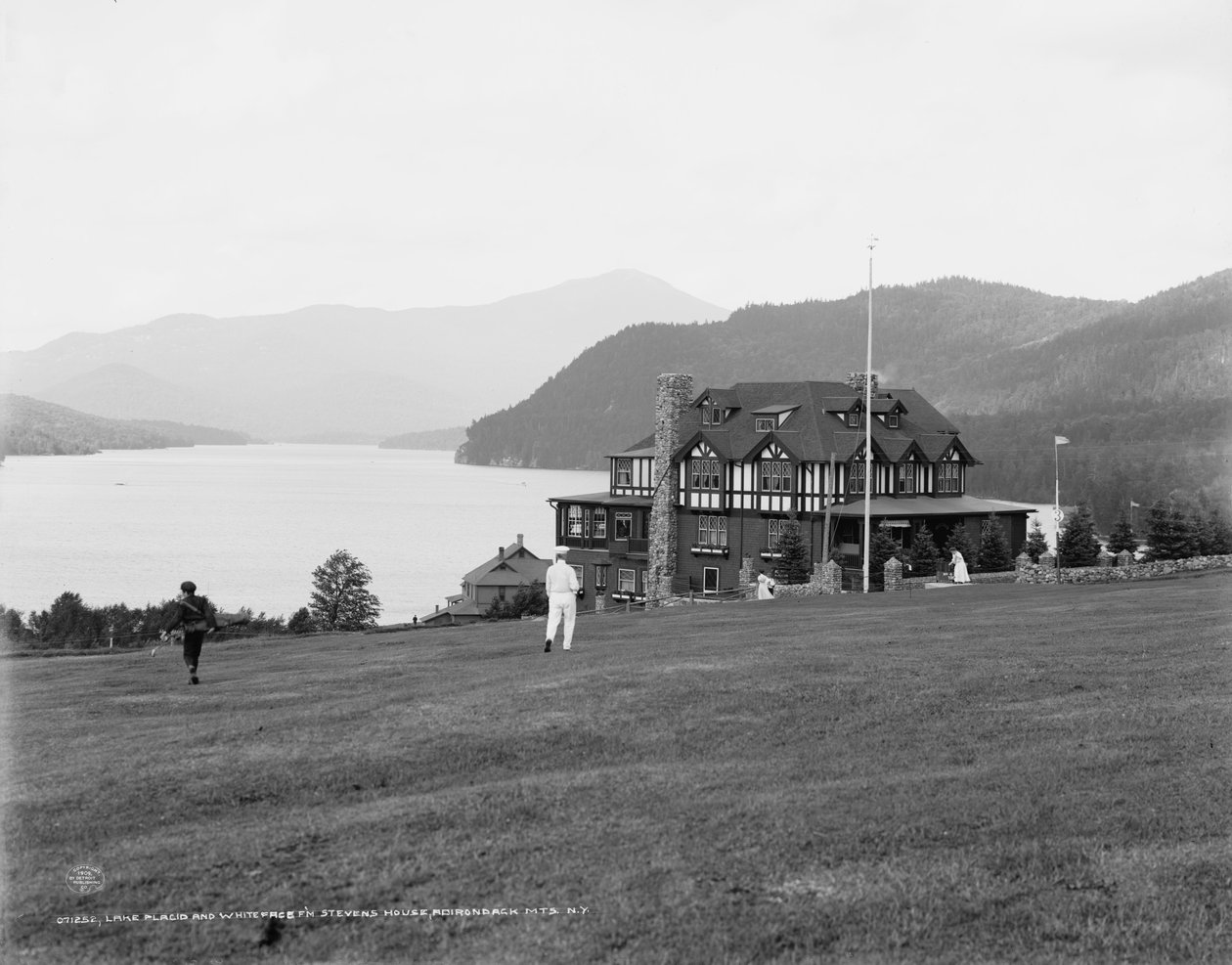 Lake Placid och Whiteface Mountain från Stevens House, Adirondack Mountains, N.Y., ca 1909 av Detroit Publishing Co.