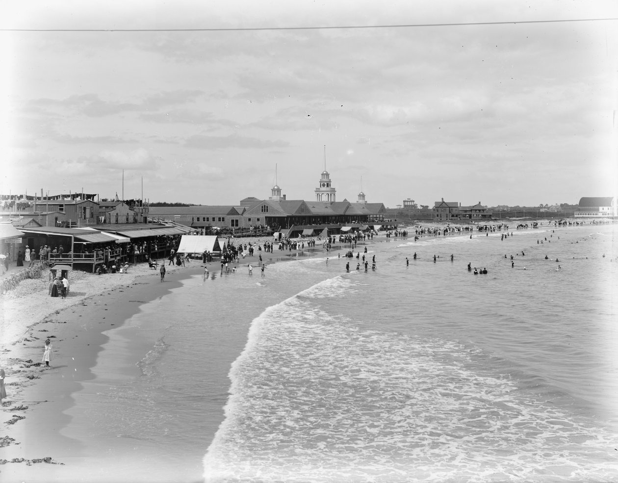 Narragansett Beach and Pier, Rhode Island, ca 1899 (s/v foto) av Detroit Publishing Co.