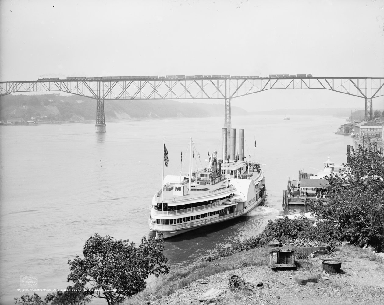 Passerar över och under Poughkeepsie bridge, Poughkeepsie, N.Y., ca 1906 av Detroit Publishing Co.
