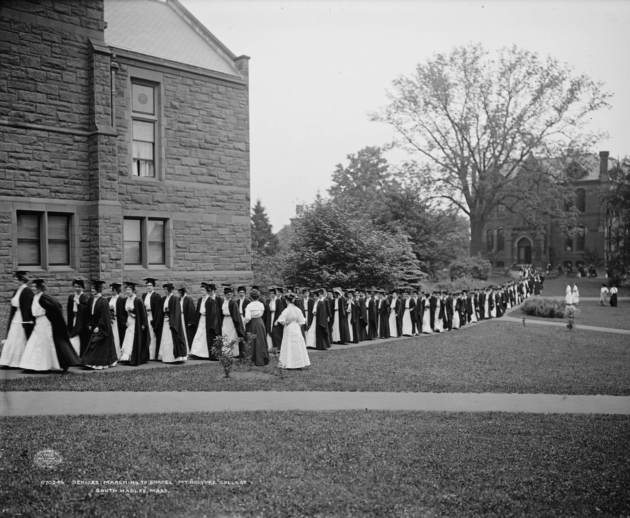 Seniorer marscherar till kapellet, Mt. Holyoke College, South Hadley, Massachusetts, ca 1908 av Detroit Publishing Co.