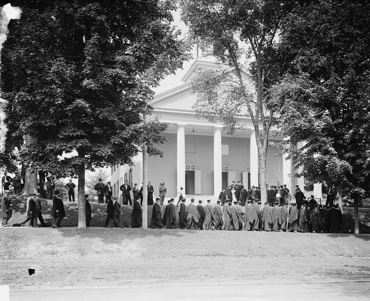 Seniorer som marscherar till college, Amherst College, ca 1908 (s/v foto) av Detroit Publishing Co.