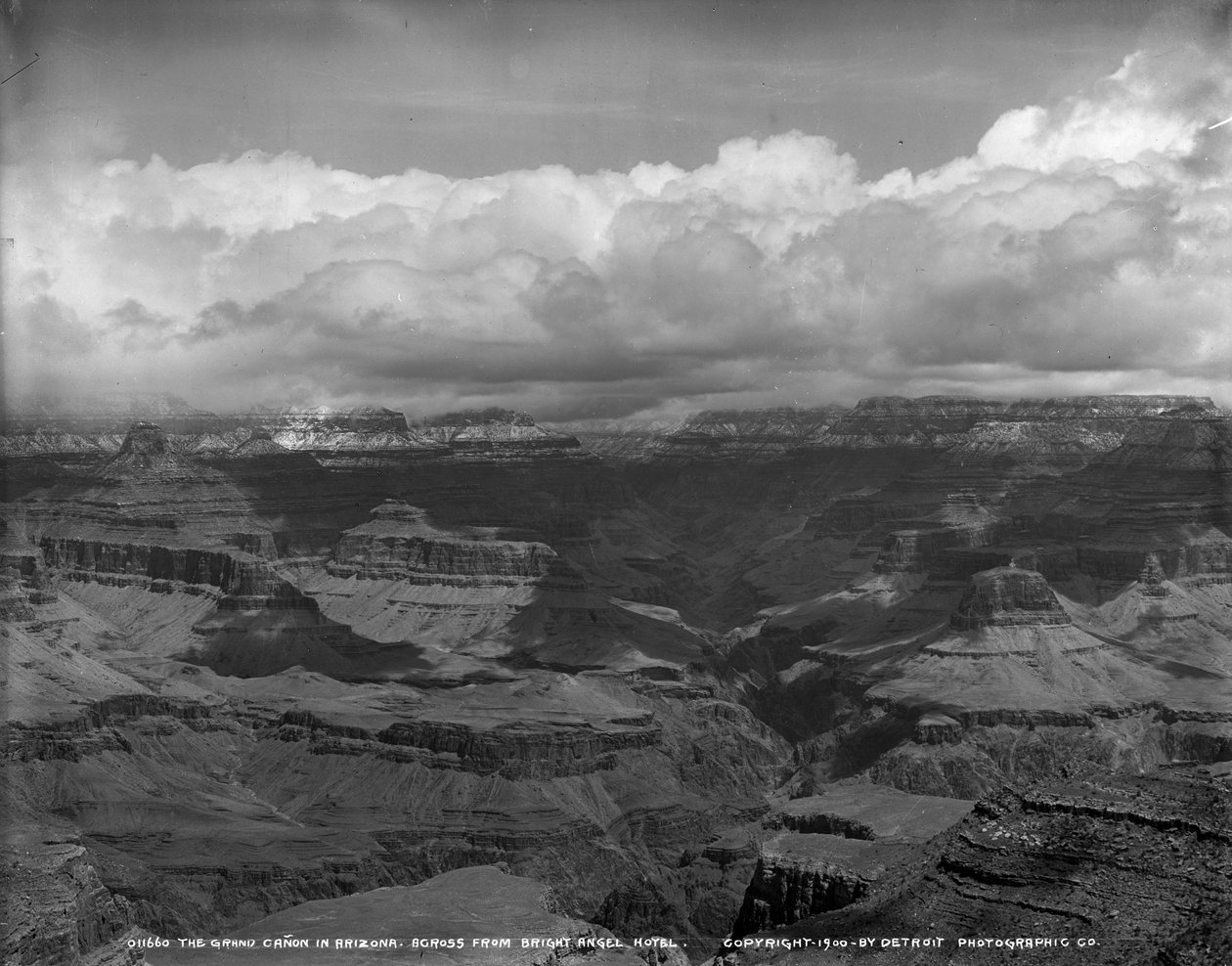 Grand Canyon i Arizona mittemot Bright Angel Hotel, c.1900 av Detroit Publishing Co.