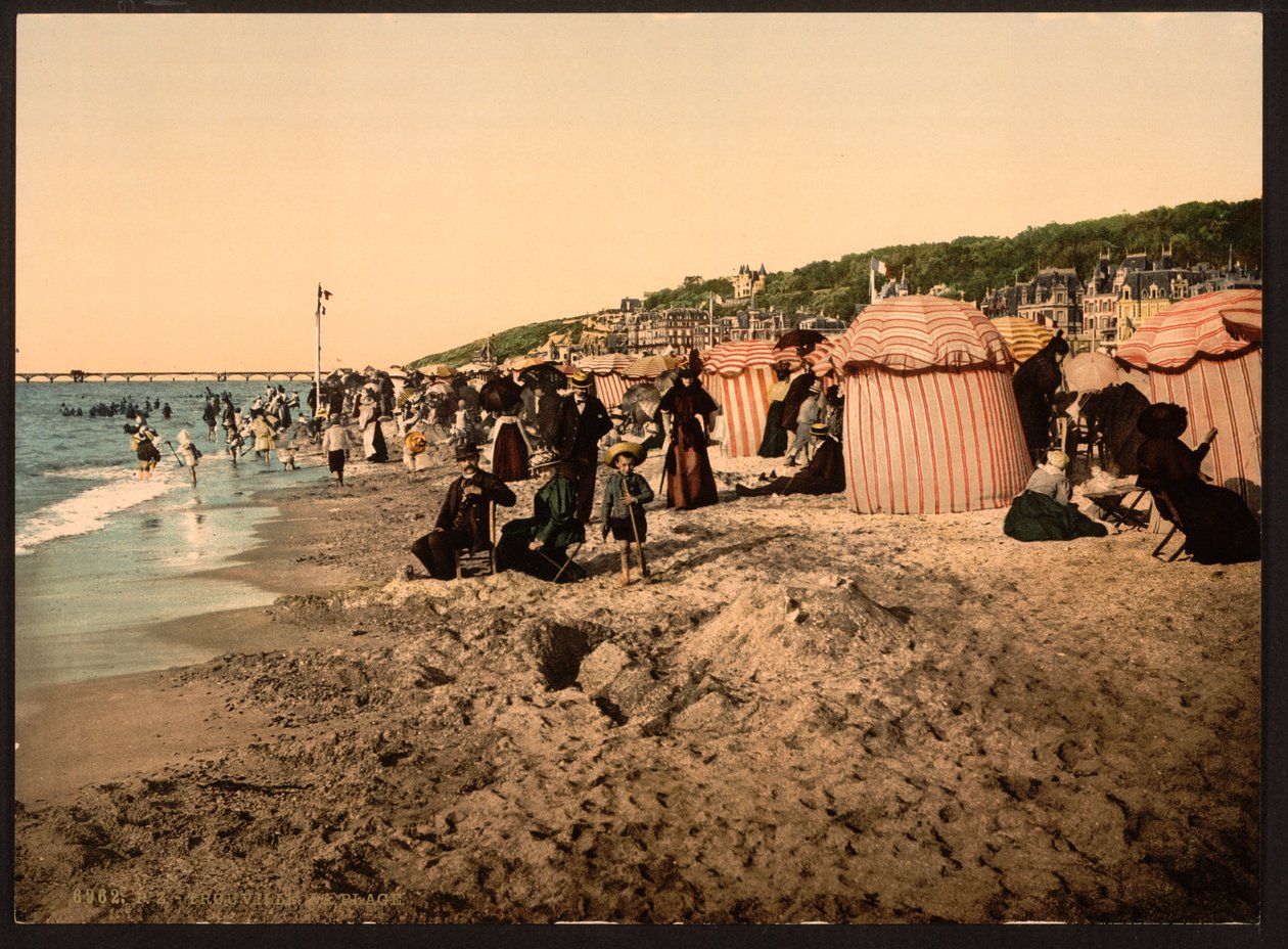 Stranden vid badtid, Trouville-sur-Mer, Frankrike, ca 1905 (färgad bild) av Detroit Publishing Co.