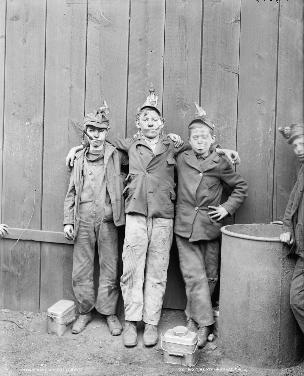 Three Coal Breaker Boys, Woodward Coal Mines, Kingston, Pennsylvania, USA, ca 1890 (s/v foto) av Detroit Publishing Co.