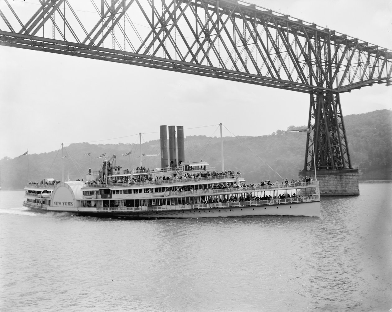 Under Poughkeepsie Bridge, New York, ca 1906 (s/v foto) av Detroit Publishing Co.