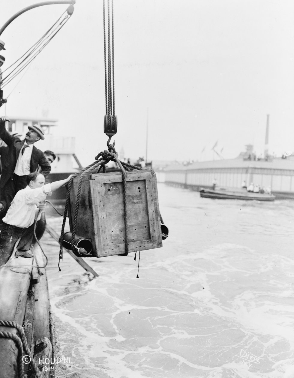 Låda innehållande Harry Houdini, sänks ner i New York Bay, 1912 (bw-foto) av Dietz