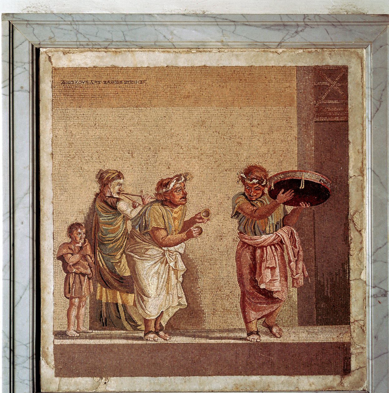 Romersk mosaik av musiker och maskerade skådespelare i en pjäs, Pompeji, Italien av Dioscurides