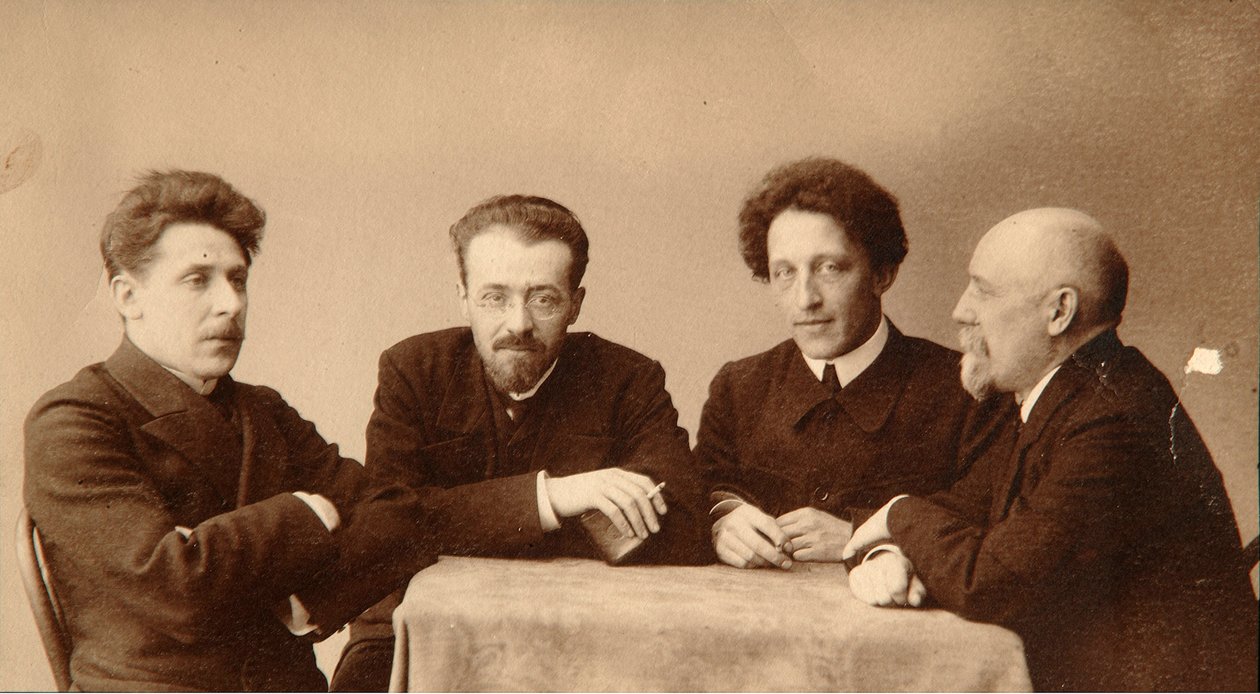 Gruppporträtt av poeterna Alexander (Alexandre) Aleksandrovich Blok (1880-1921), Georgii (George) Chulkov (1879-1939), Konstantin Aleksandrovich Erberg (Siunnerberg, Syunnerberg, Sunnenberg) (1871-1942) och Fyodor Sologub, (Fiodor Sologub, (Fiodor Sologub) av Dmitri Spiridonovich Zdobnov