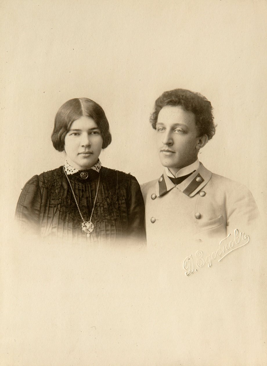 Porträtt av poeten Alexander (Alexandre) Aleksandrovich Blok (1880-1921) med sin fru. Silvergelatinfotografi av Dmitri Spiridonovich Zdobnov (slutet av 1800-talet) av Dmitri Spiridonovich Zdobnov