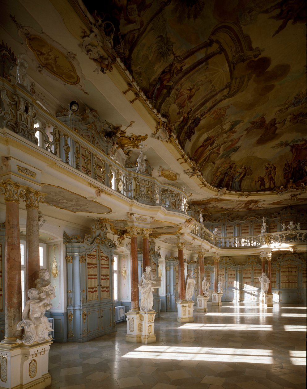 Utsikt över biblioteksrummet i Schussenried-klostret realiserat av arkitekten Domenikus Zimmermann (1685-1766) 1700-talet Schussenried, Tyskland av Dominikus Zimmermann