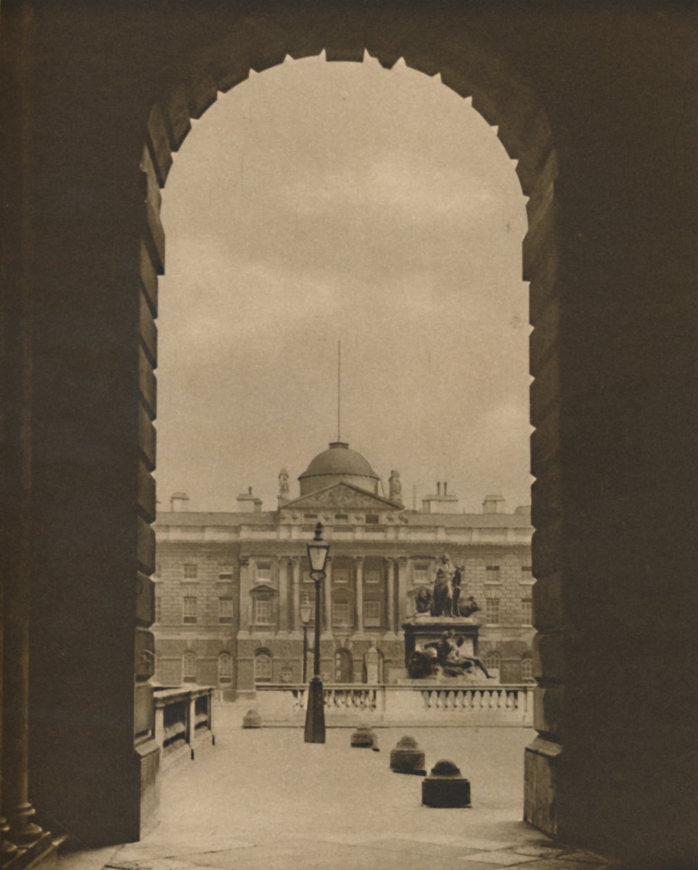 En förbigående utsikt över Somerset House från The Strand, c1935. av Donald McLeish
