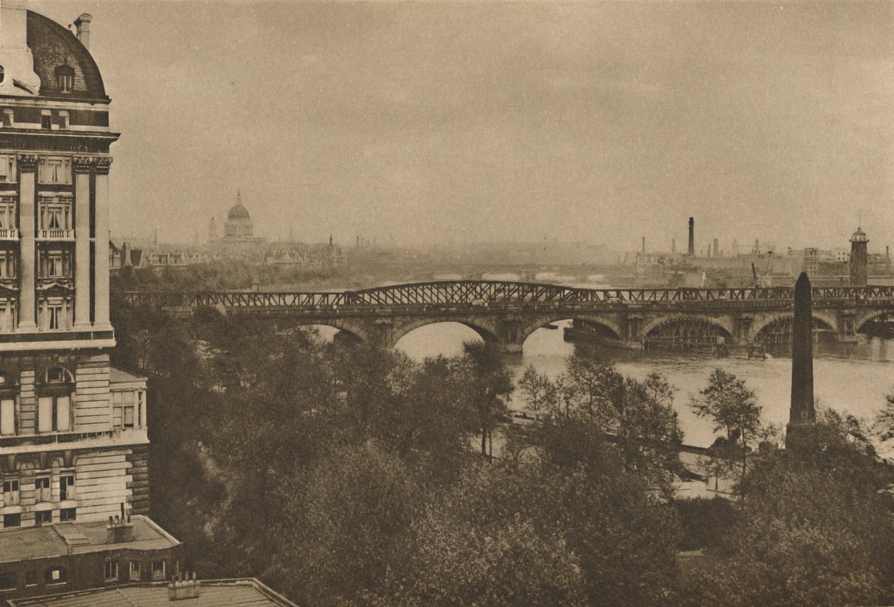 Adelphi Terrace har utsikt över floden österut från Hotel Cecil till Tower Bridge, c1935. av Donald McLeish