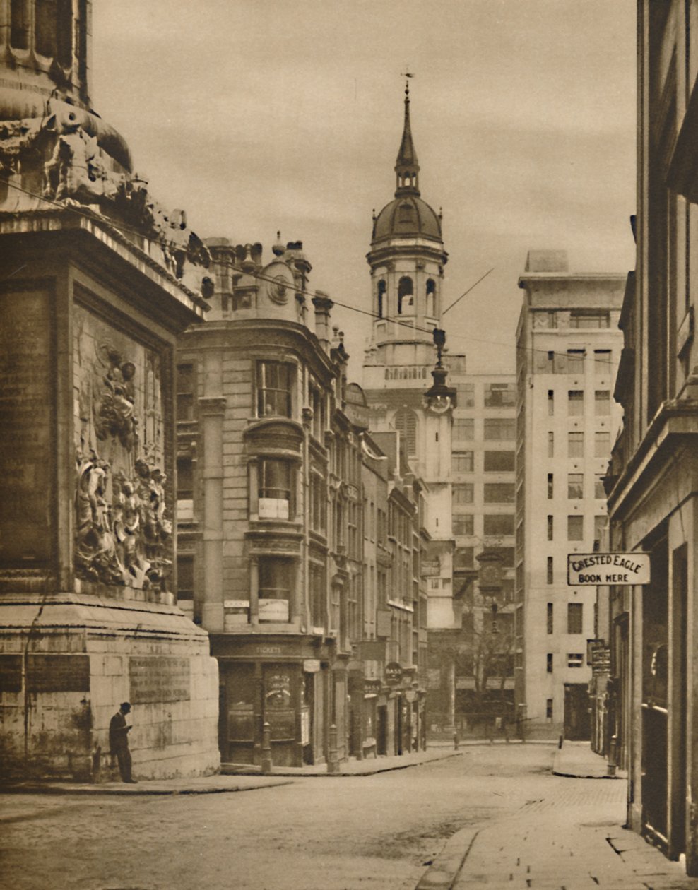 Vid basen av Monument of Fish Street Hill, c1935. av Donald McLeish