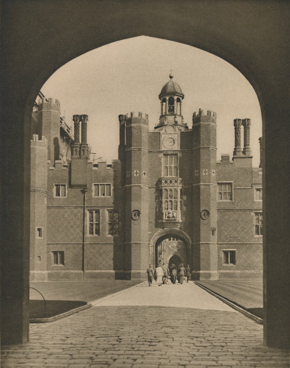 Base Court, den första fyrkanten av Wolseys Palace, c1935. av Donald McLeish