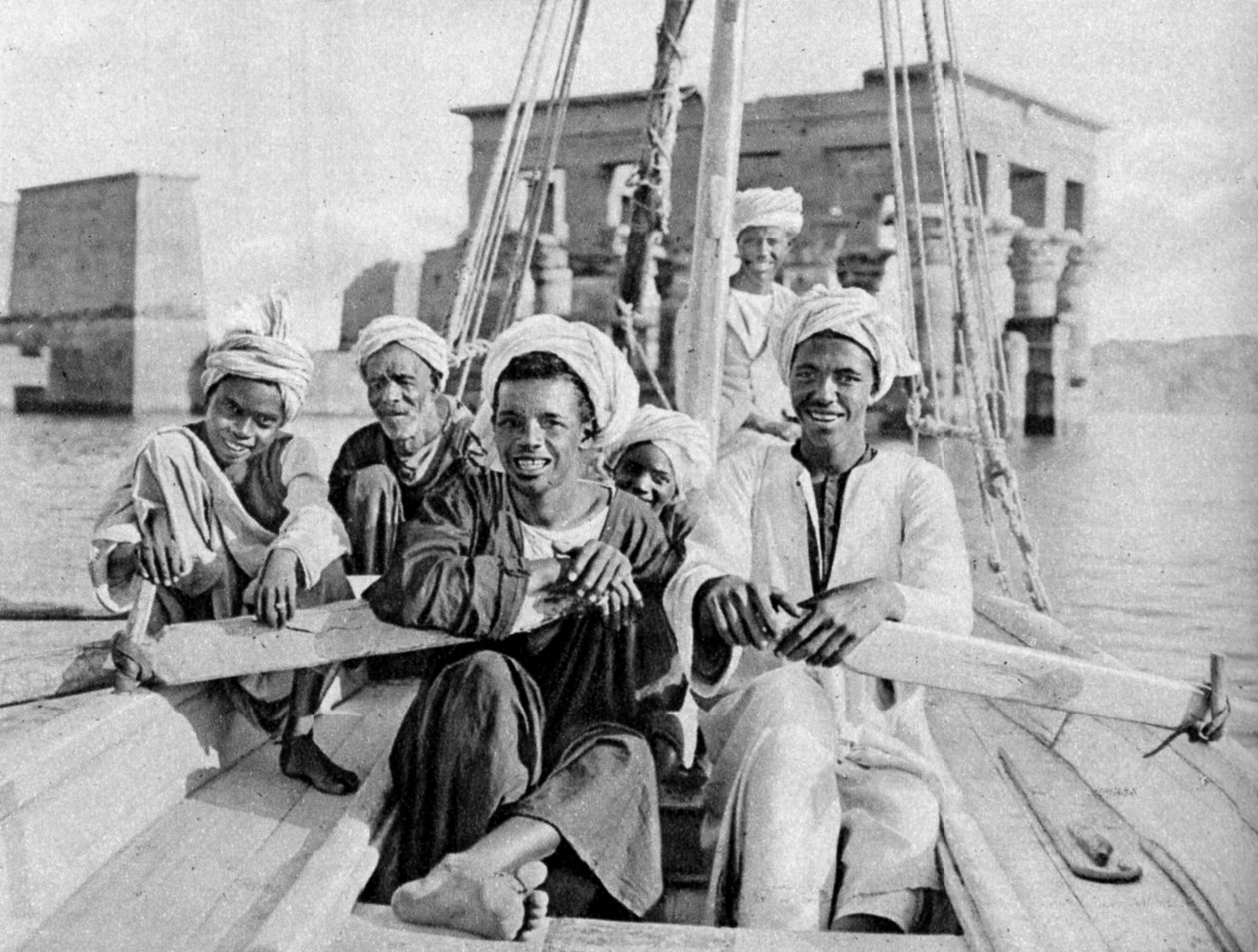 Berberinbåtsmän, översvämmade ön Philae, Egypten, c1922 av Donald McLeish