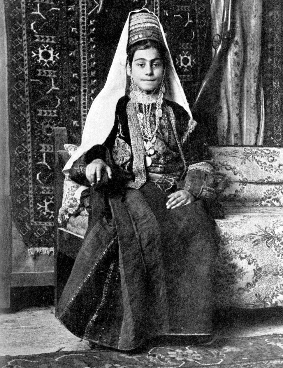 Kristen kvinna i bröllopsklänning, Palestina, 1936. av Donald McLeish