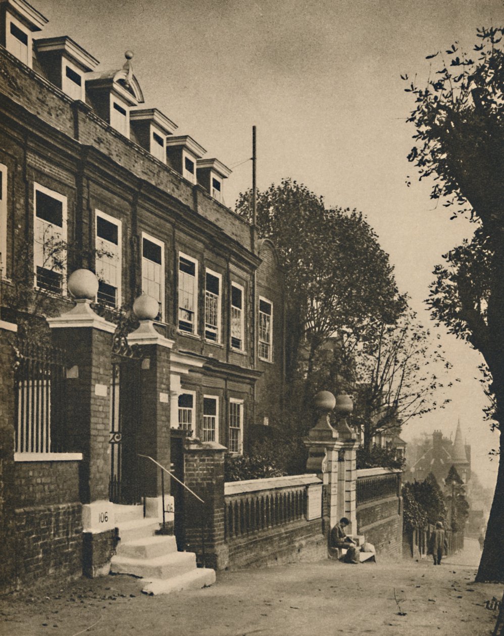 Cromwell House på Highgate Hill, A Mansion of the Seventeenth Century, c1935. av Donald McLeish
