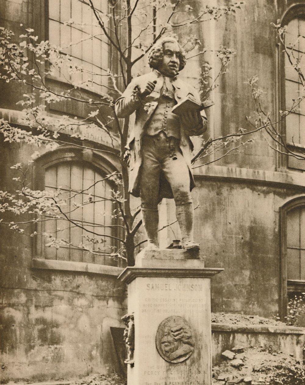 Dr. Johnson på sin piedestal, Wherece He Can See Fleet Street, c1935. av Donald McLeish