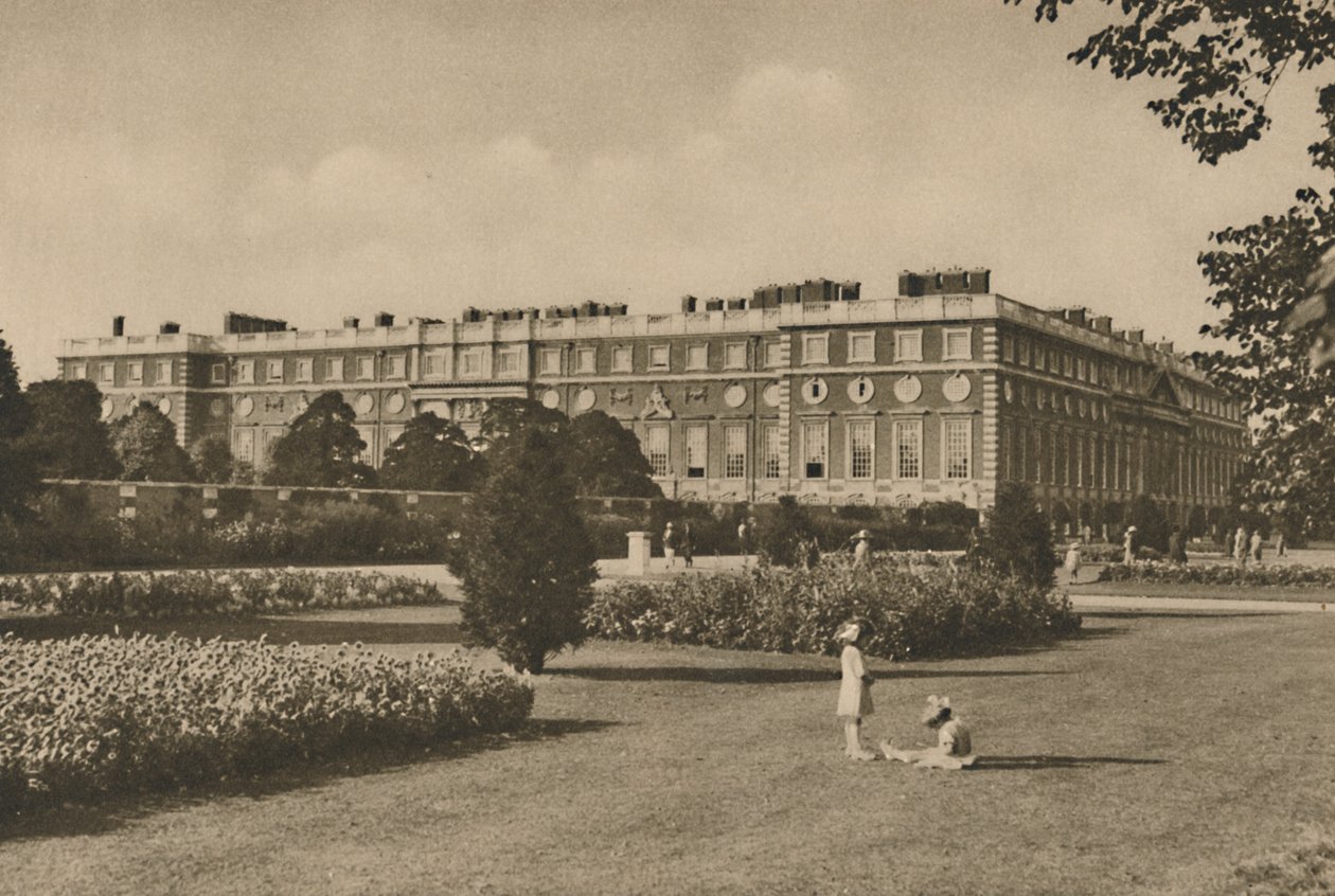 East Wing of Hampton Court tillagd av Wren på platsen för Cardinals Work, c1935. av Donald McLeish