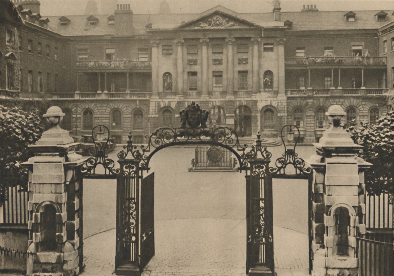 Ingång till Guys Hospital med grundarstatyn i mitten av gården, c1935. av Donald McLeish