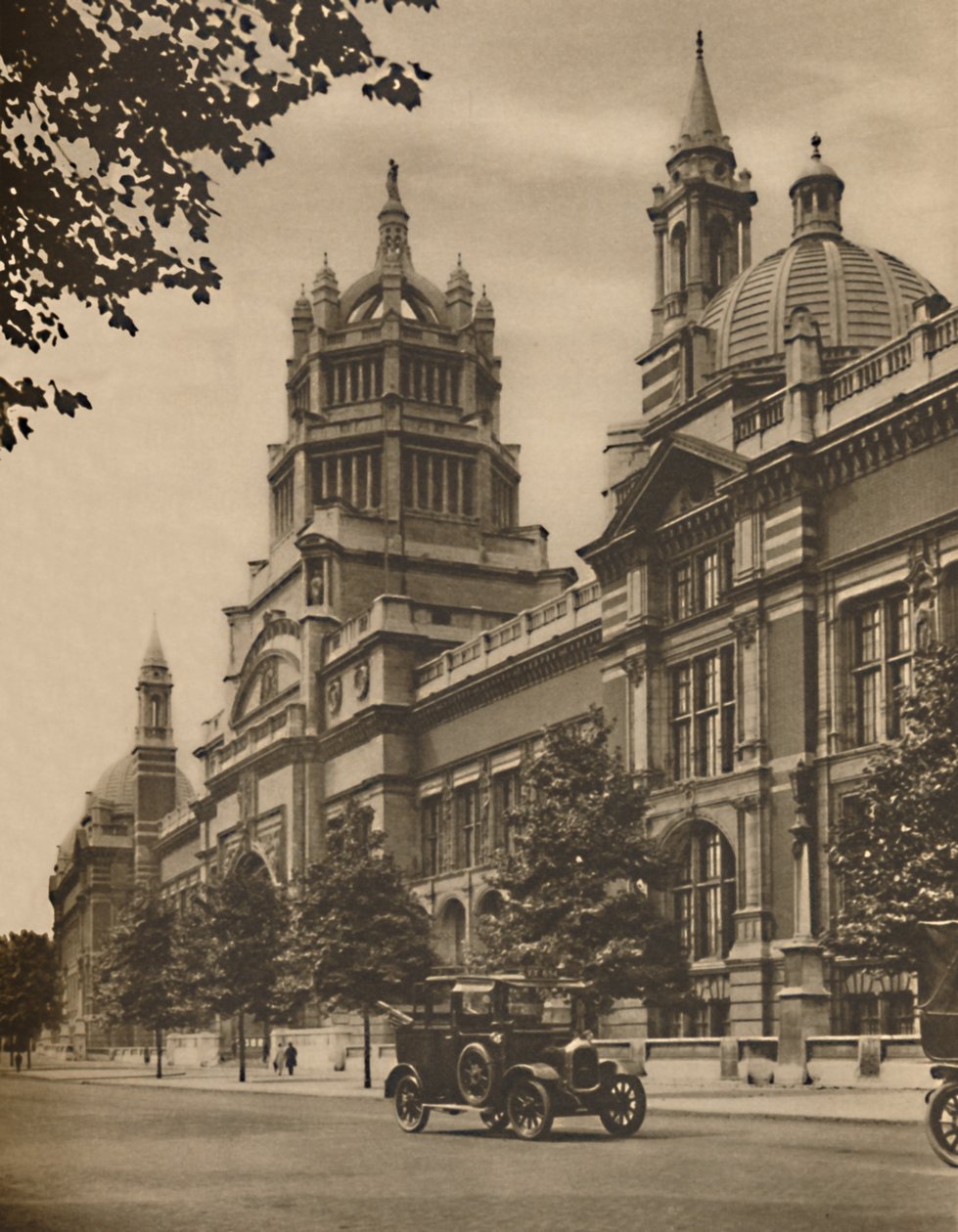 Fasad av Victoria and Albert Museum i Cromwell Road, c1935. av Donald McLeish