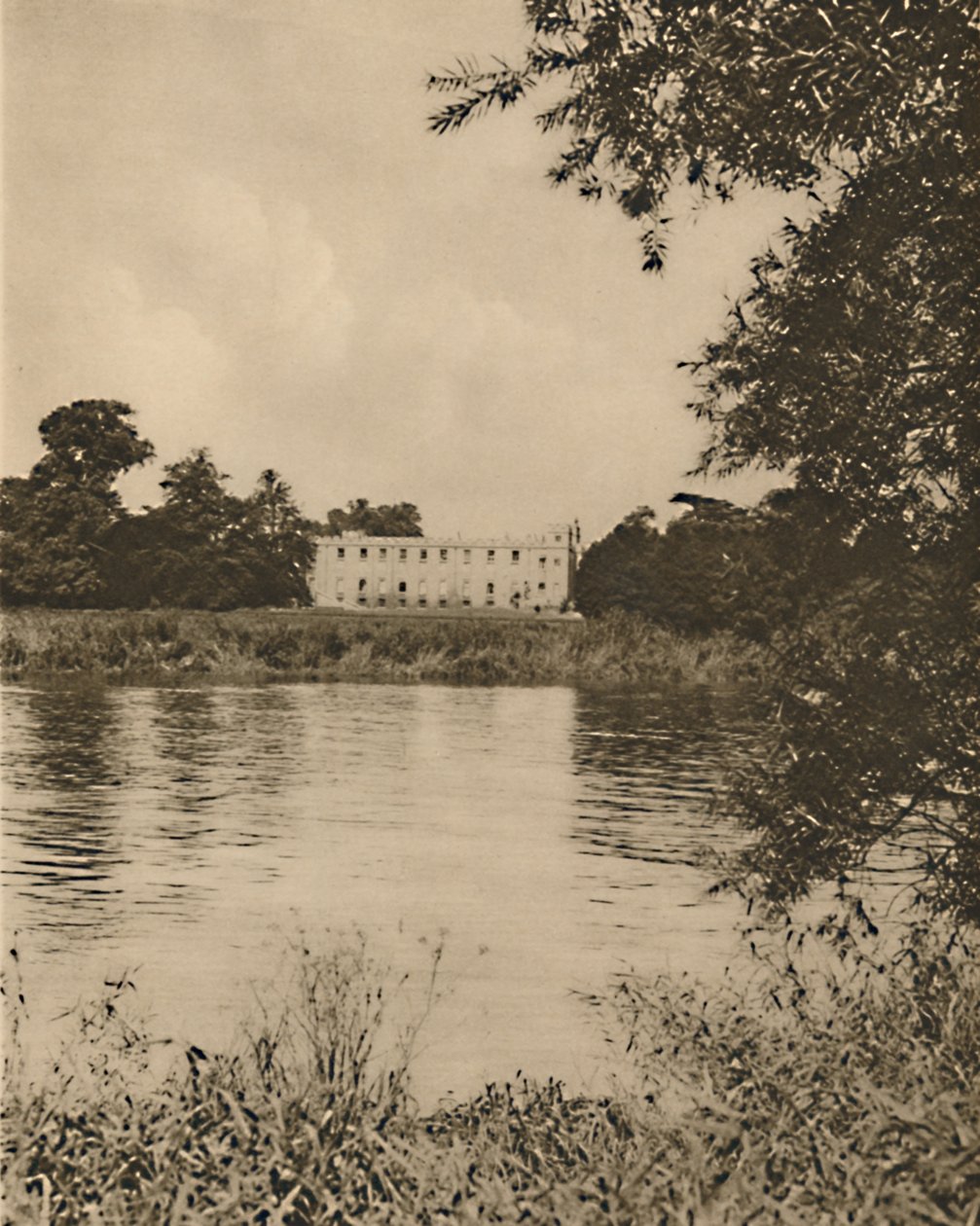 Fair Thames tvättar Reedy Banks av Syon House, c1935. av Donald McLeish