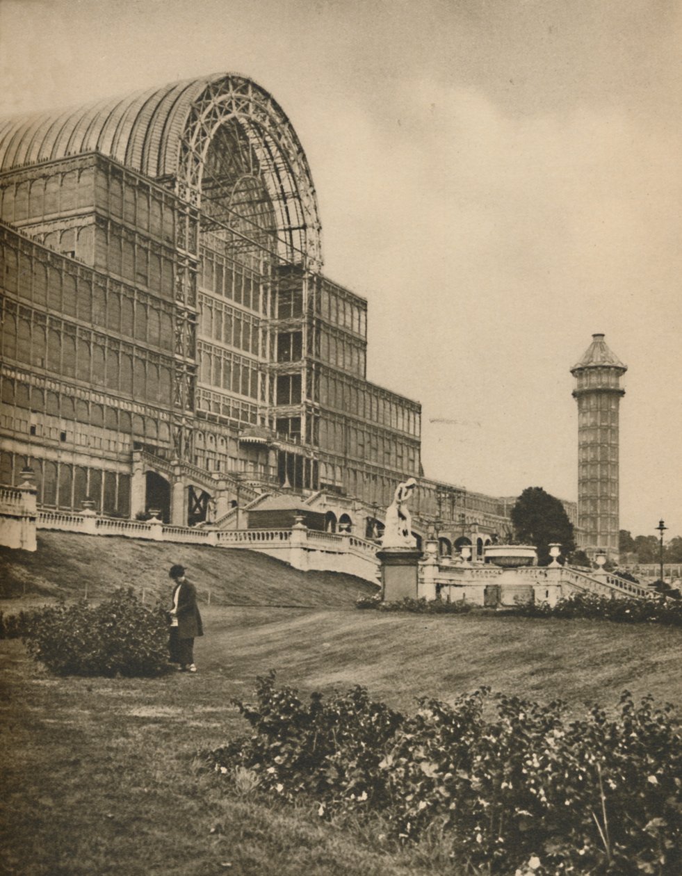 Glas och balkar i Crystal Palace i Sydenham, c1935. av Donald McLeish