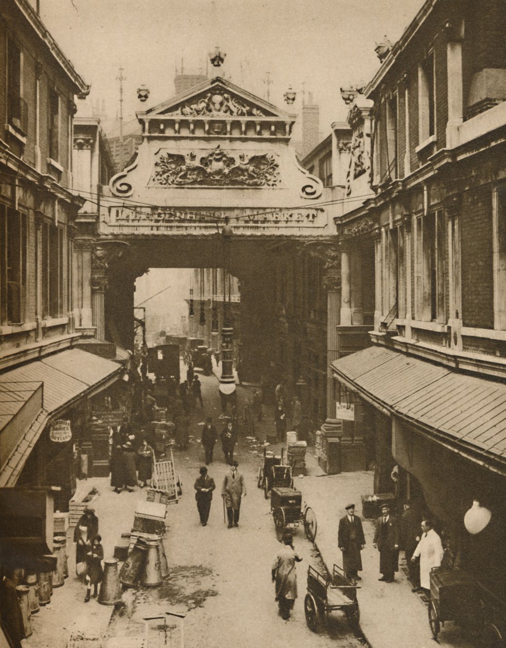 Gracechurch Street Entré till Leadenhall Market - City Clearing House For Poultry, c1935. av Donald McLeish