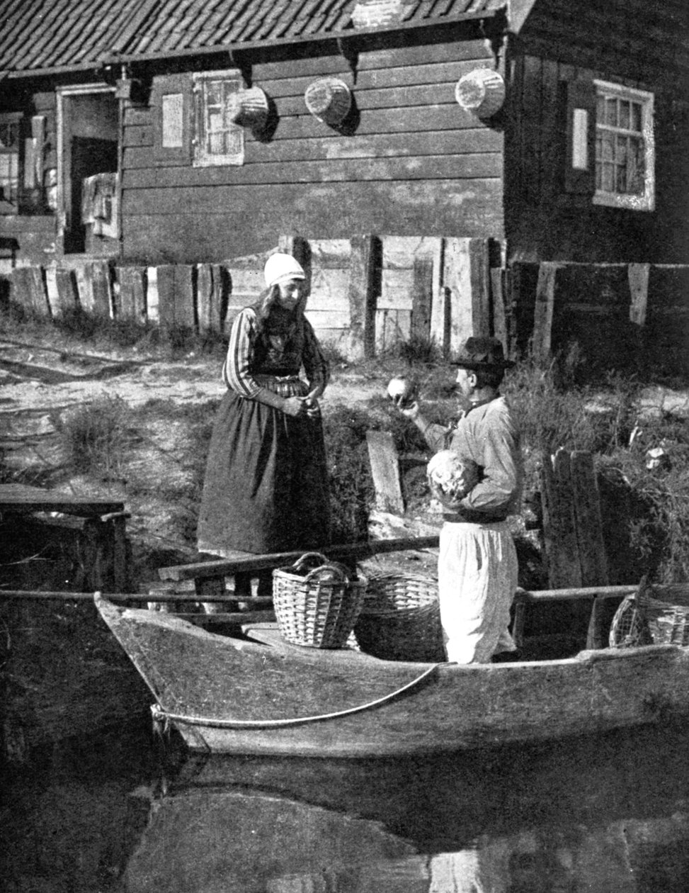 Grönsakshandlare som tar med sig varor med båt, Marken, Holland, 1936 av Donald McLeish