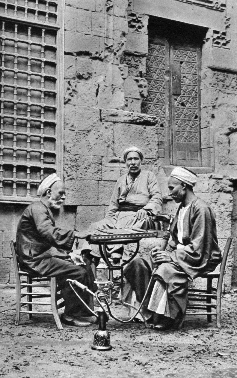 Män avkopplande, Kairo, Egypten, c1922 av Donald McLeish