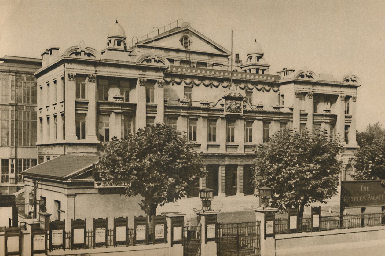 Utanför Peoples Palace i Mile End Road, c1935. av Donald McLeish