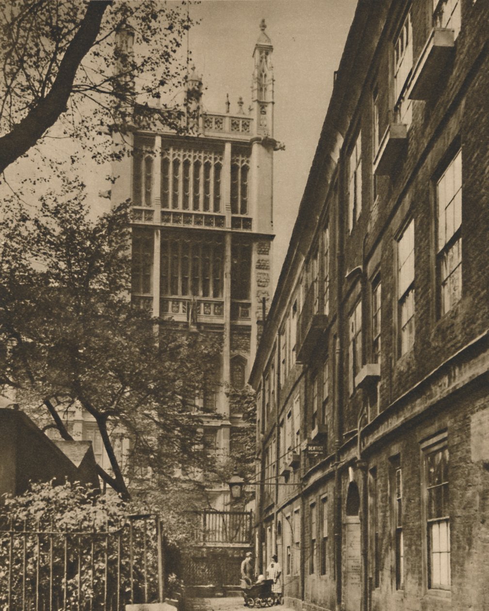 Pinnacled Tower of the Records Office från Cliffords Inn, c1935. av Donald McLeish