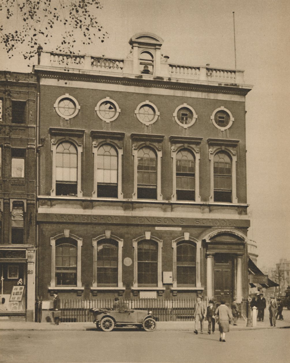 Skola på Leicester Square på platsen för Hogarths House, c1935. av Donald McLeish