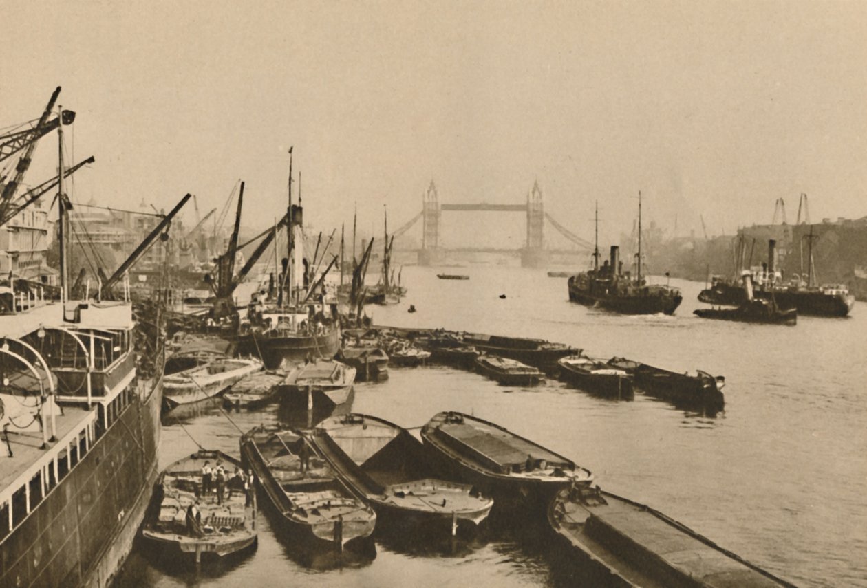 Frakt i poolen i London: A Vista från London Bridge till Tower Bridge, c1935. av Donald McLeish
