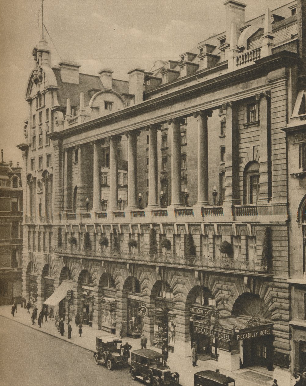 South Front of the Piccadilly Hotel, uppfört 1908, c1935. av Donald McLeish