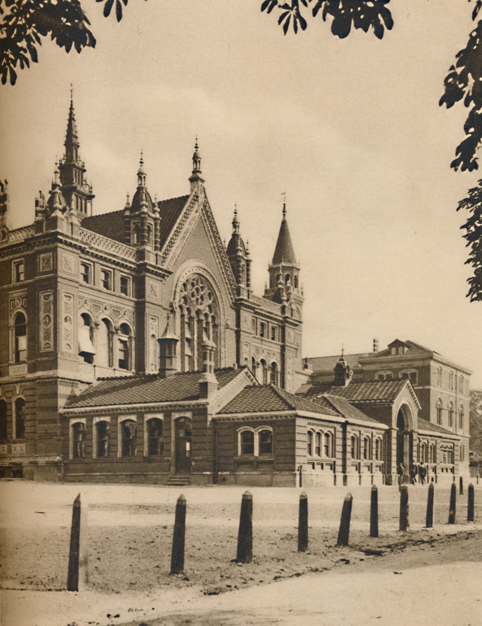 Middle Block and Senior School vid Dulwich College, c1935. av Donald McLeish