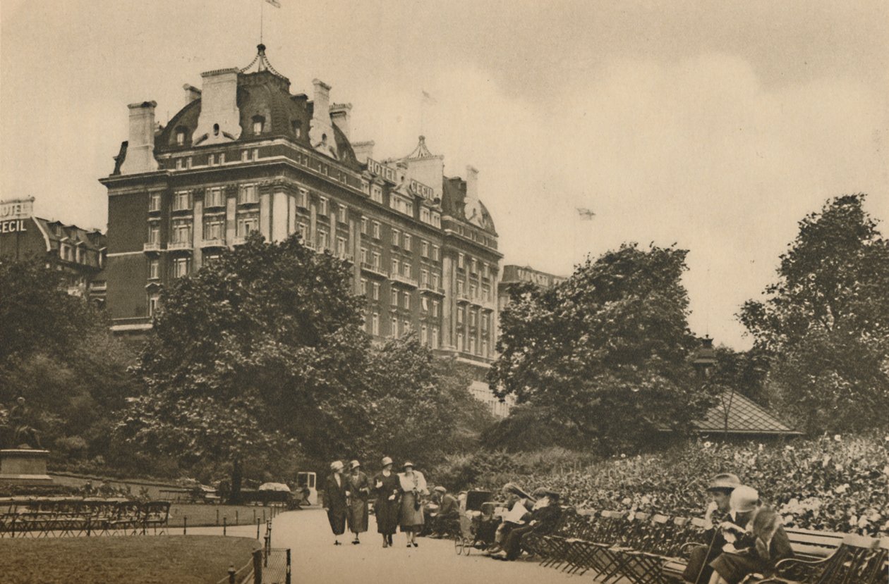 Villiers Street Sektion av Victoria Garden och en utsikt över Cecil Hotel, c1935. av Donald McLeish