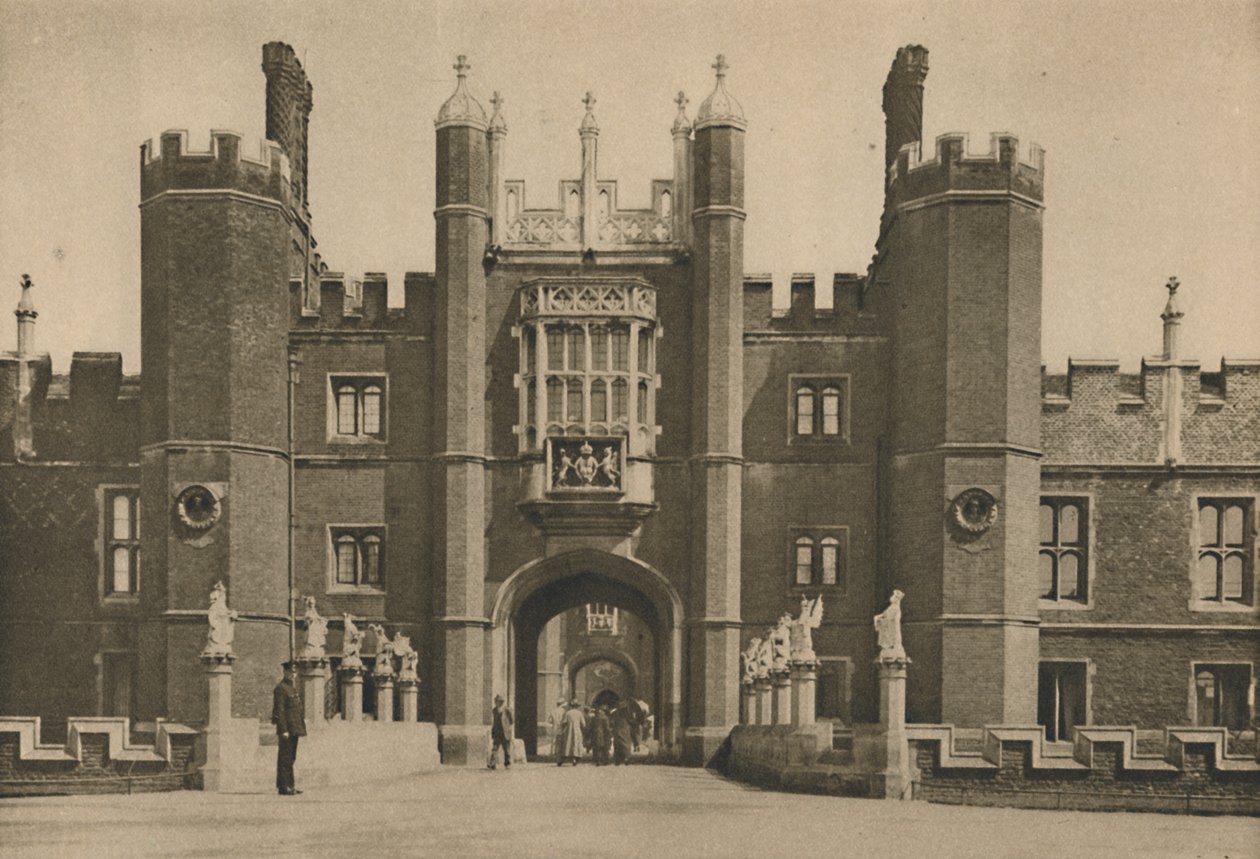 Wolseys västra fasad av Hampton Court Palace och Disinterred Bridge, c1935. av Donald McLeish