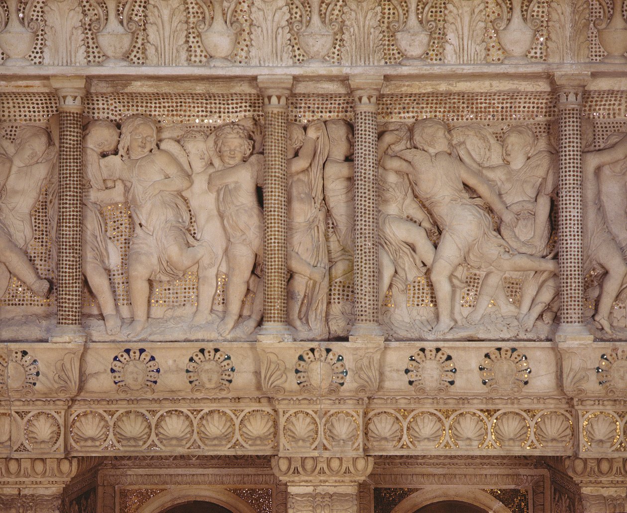 Detalj från Cantoria, ca 1433-38 (marmor och glasmosaik) (se 340290, 139096 och 136098) av Donatello