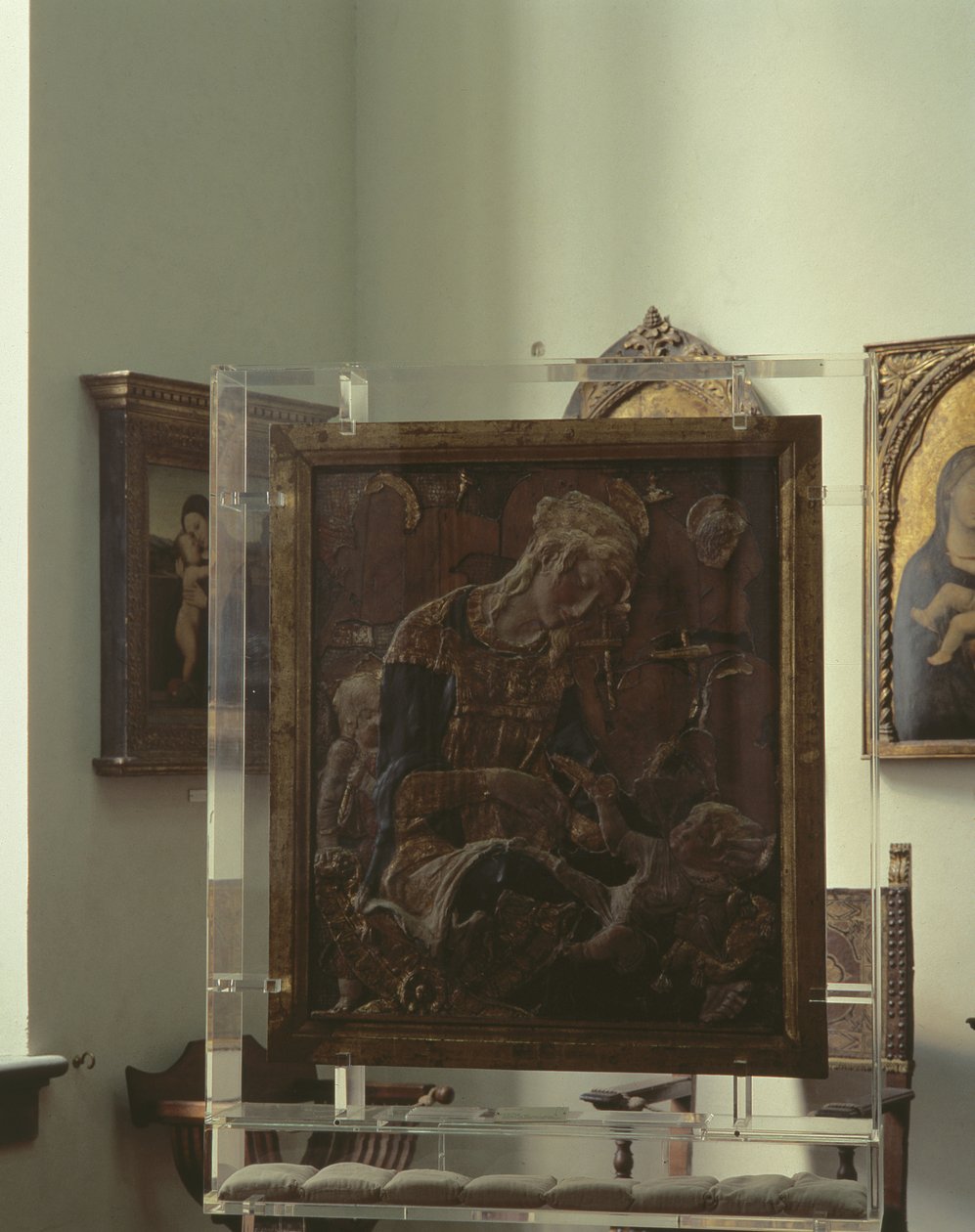 Madonna och barn (polykrom gips, trä, läder, glas) av Donatello