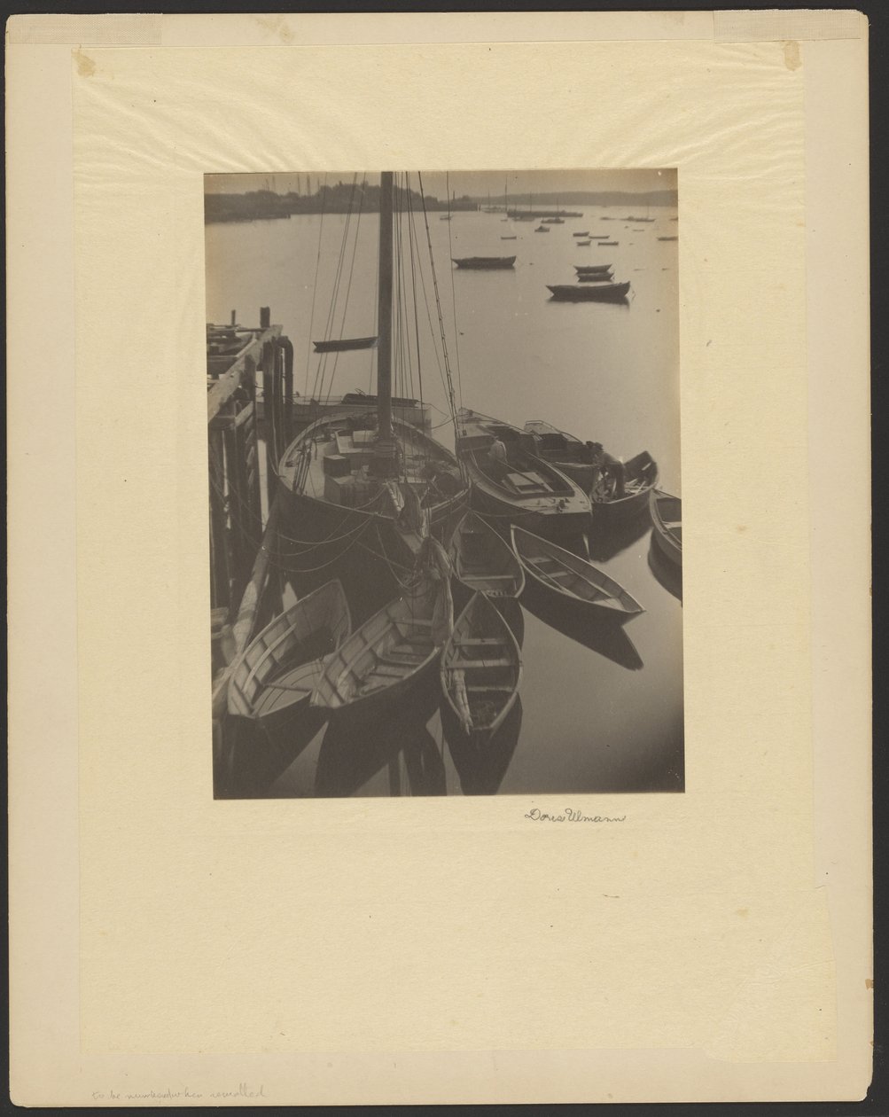 [Hamn, segelbåtar med skiffar i förgrunden] av Doris Ulmann