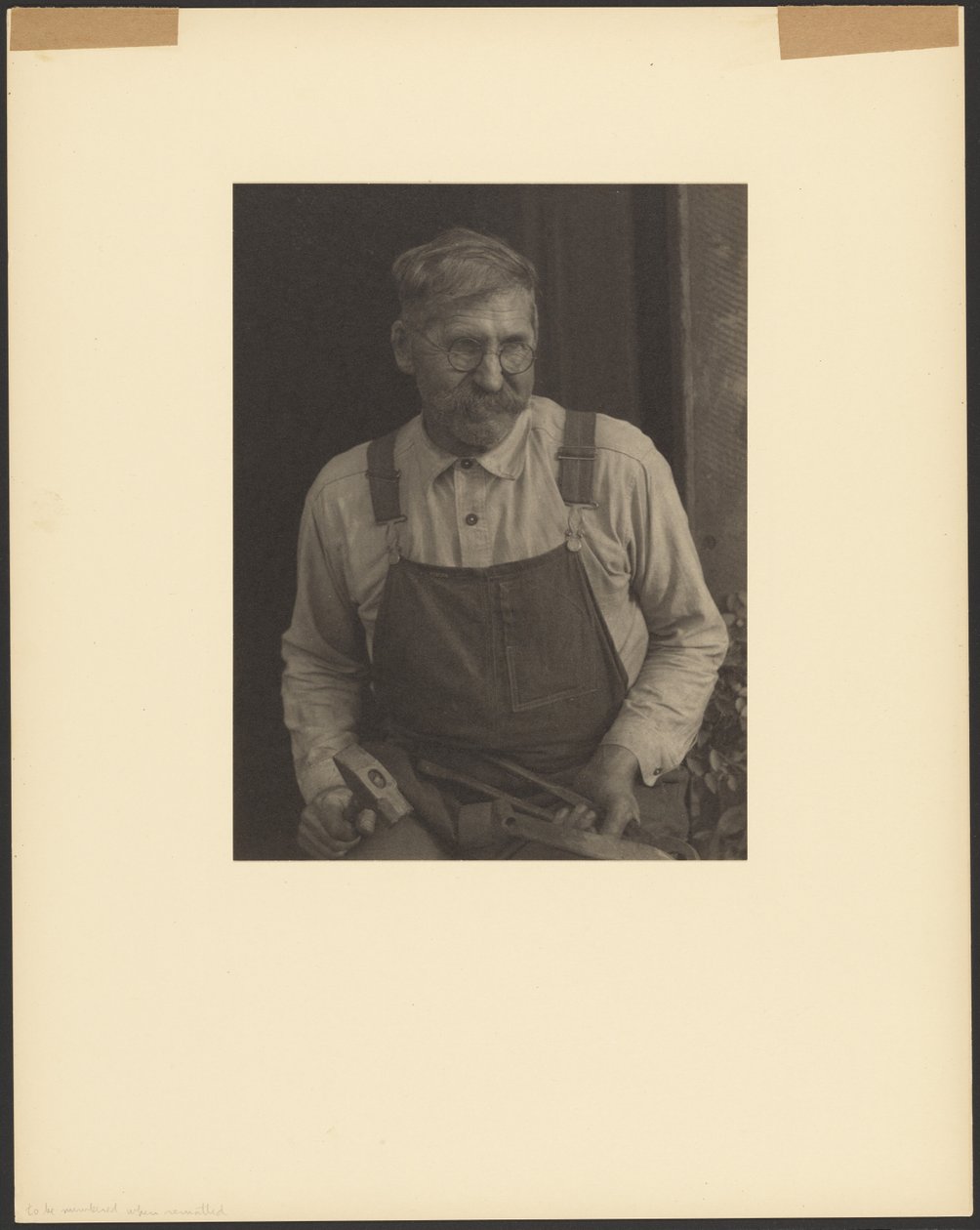 [James Duff, en spelman, Hazard, Kentucky, Holding Tools] av Doris Ulmann
