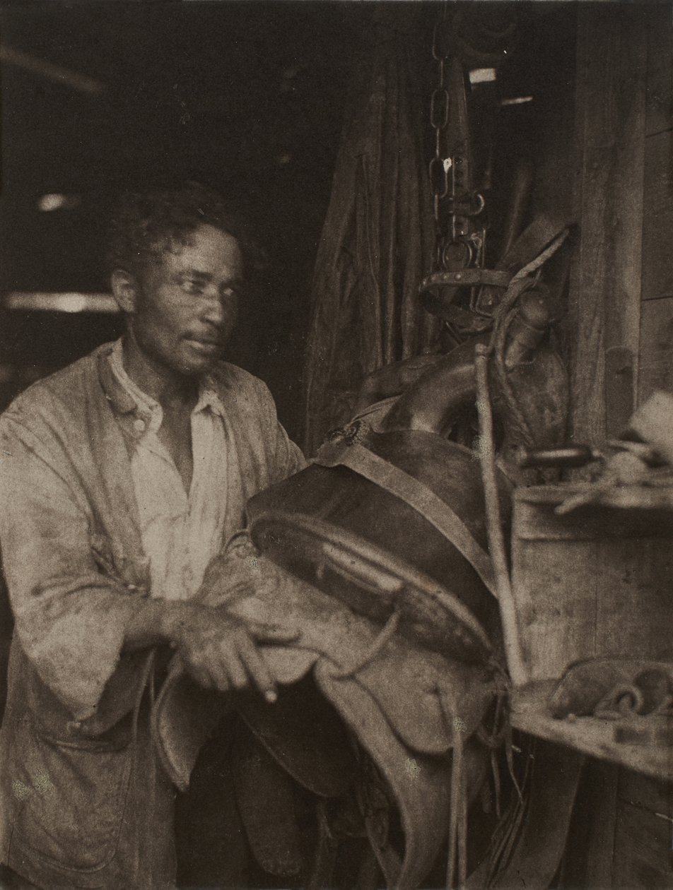 Man med sadel, ca 1920 (platinatryck) av Doris Ulmann
