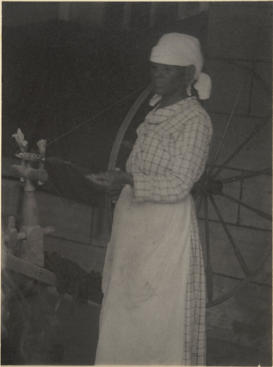 Kvinna på spinninghjulet av Doris Ulmann